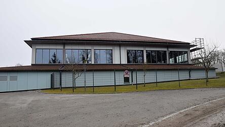 F&uuml;r die Dachsanierung bei der Doppelturnhalle Kronwinkl (Foto) wurden 608.300 Euro in den Haushalt 2026 eingestellt.