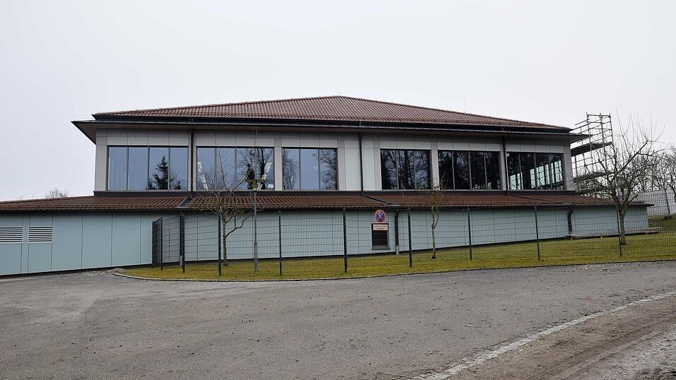 F&uuml;r die Dachsanierung bei der Doppelturnhalle Kronwinkl (Foto) wurden 608.300 Euro in den Haushalt 2026 eingestellt.