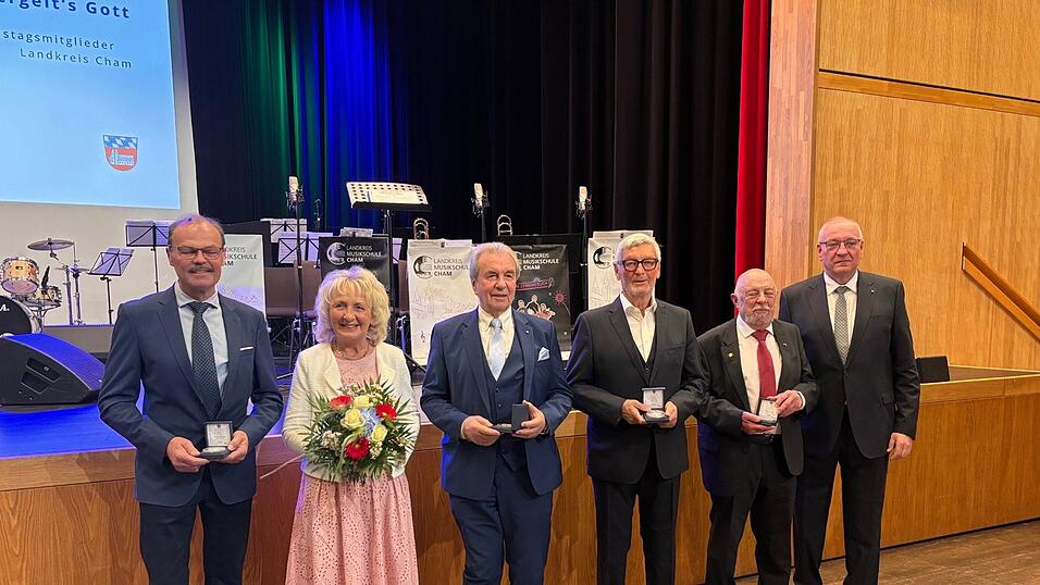 Die langgedienten Kreisr&auml;te nehmen Abschied: Michael M&uuml;hlbauer, Gerlinde Gra&szlig;l, G&uuml;nter Lommer, Dr. Karl Vetter, Wolfgang Kerscher.