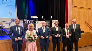 Die langgedienten Kreisr&auml;te nehmen Abschied: Michael M&uuml;hlbauer, Gerlinde Gra&szlig;l, G&uuml;nter Lommer, Dr. Karl Vetter, Wolfgang Kerscher.