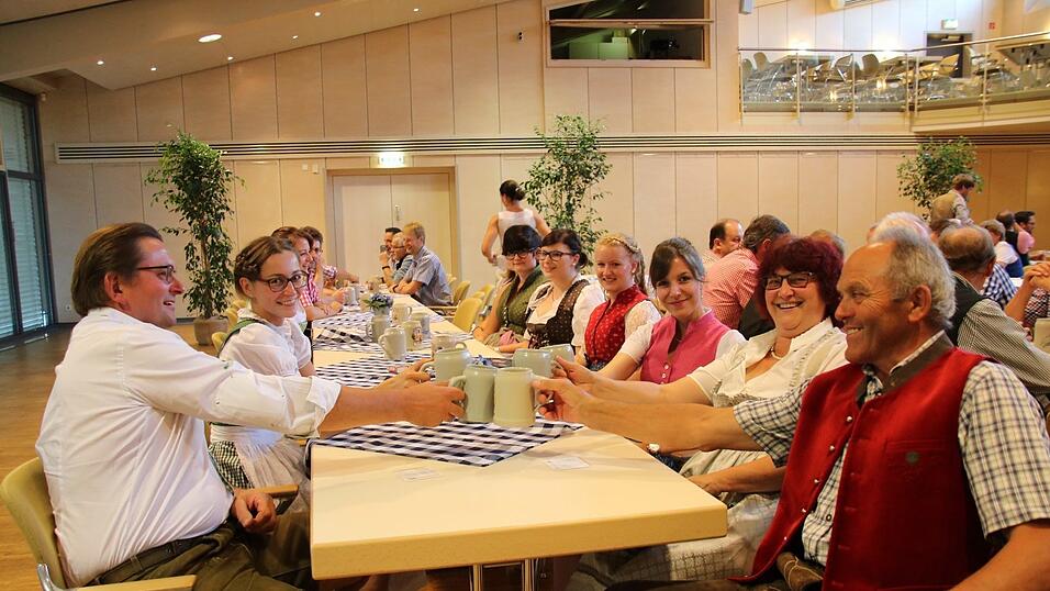 Die Eltern des Ritterpaares zusammen mit Rittertrainer Willi Sp&auml;th (ganz rechts) stie&szlig;en auf einen sch&ouml;nen, unfallfreien Drachenstich an.