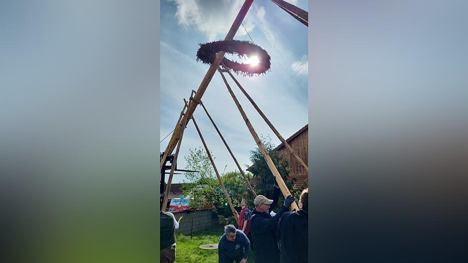 Auch in Ganacker wurde der Maibaum aufgestellt.