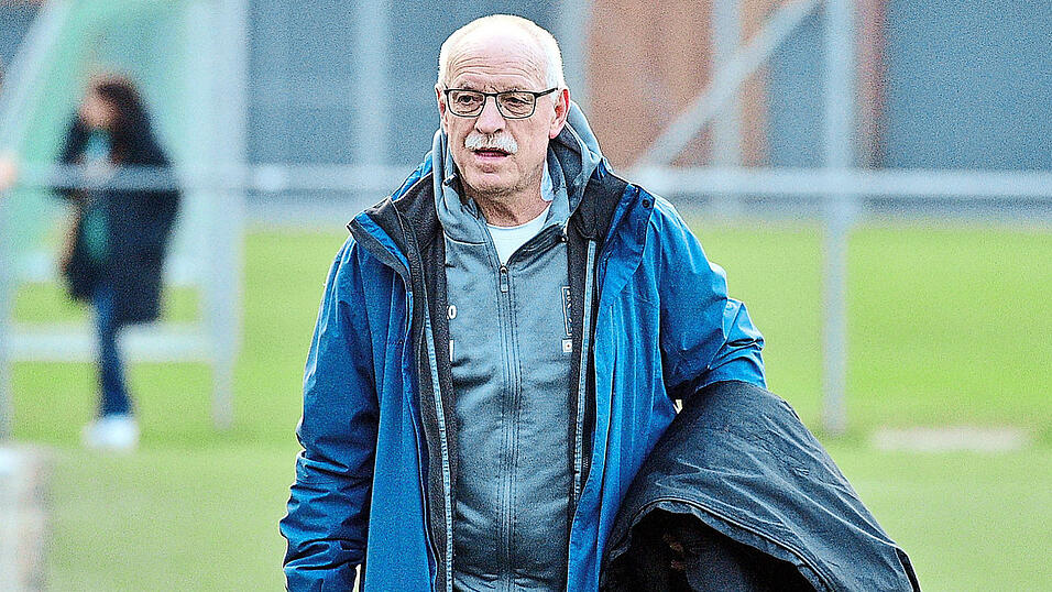 &bdquo;Ich bin bei jedem Heimspiel und auch ausw&auml;rts fast immer dabei&ldquo;, sagt Holmer voller Stolz, der schon mehr als 1.000 Spiele an der Seitenlinie betreut hat.