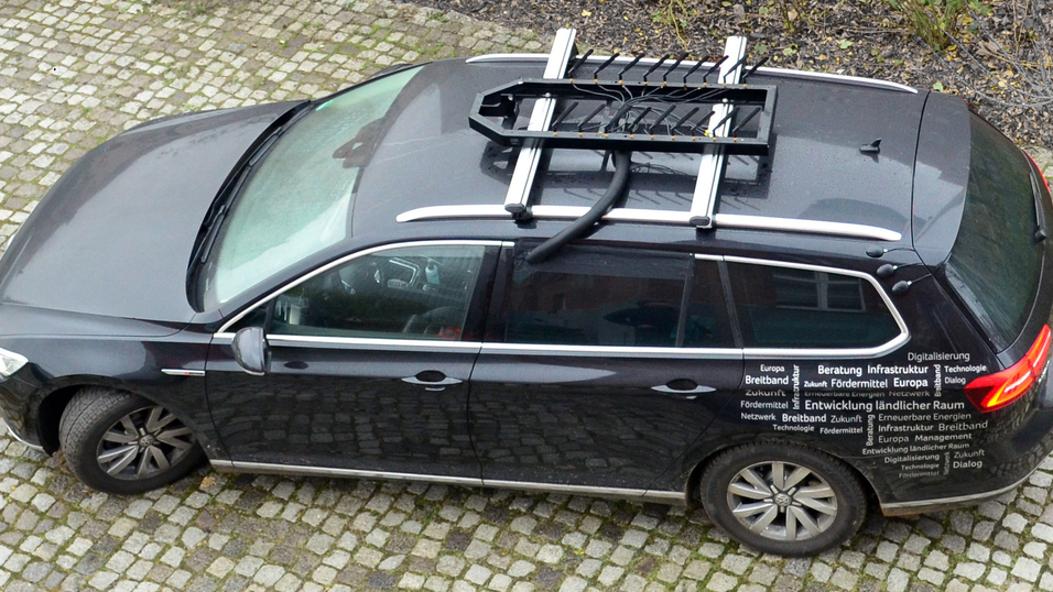 Erreichbarkeit und Mobilität im Landkreis Cham - Ermittlung der realen Mobilfunkversorgung Der Landkreis Cham lässt bis 23. Juni landkreisweite die Mobilfunkabdeckung messen, um die Qualität der Mobilfunkversorgung in der Region zu ermitteln. 'Eine gute Mobilfunkabdeckung in einer Region ist ein zentrales Thema für Bürgerinnen und Bürger, ansässige Gewerbetreibende und Kommunen', so Landrat Franz Löffler. 'Eine ausreichende Mobilfunkversorgung ist neben der Versorgung mit Glasfaser ein wichtiger Baustein für eine funktionierende digitale Infrastruktur in unserer Region.'Die Messung erfolgt mit zwei Messfahrzeugen entlang der öffentlichen Verkehrswege und wird von der atene KOM GmbH durchgeführt. Bei den Messungen geht es darum, unterversorgte Gebiete zu identifizieren und herauszufinden, mit welchen Maßnahmen das Mobilfunknetz verbessert werden kann. Mit spezieller Messtechnik wird die Firma im Auftrag des Landkreises Cham im Zeitraum von vier Wochen fast die gesamte Fläche des Landkreises erfassen. Dabei legen die Messfahrzeuge ca. 4.000 Kilometer auf Bundes-, Land-, Kreis- und Gemeindestraßen zurück. Die Messfahrzeuge sind mit einer hochsensiblen Technik ausgestattet, die sich hauptsächlich im Fahrzeuginneren befindet. Auf den Dächern der Messfahrzeuge sind sichtbar mehrere Antennen installiert, die das Mobilfunksignal aufnehmen. Die Antennen messen den Signalpegel und die genutzten Frequenzen der Mobilfunk-Netzbetreiber. Der Landkreis Cham erhält durch die erhobenen Mobilfunkdatensätze, Analysen und Auswertungen einen guten Überblick über die Versorgungssituation. Erreichbarkeit und Mobilität im Landkreis Cham - Ermittlung der realen Mobilfunkversorgung Der Landkreis Cham lässt bis 23. Juni landkreisweite die Mobilfunkabdeckung messen, um die Qualität der Mobilfunkversorgung in der Region zu ermitteln. 'Eine gute Mobilfunkabdeckung in einer Region ist ein zentrales Thema für Bürgerinnen und Bürger, ansässige Gewerbetreibende und Kommunen', so Landrat Franz Löffler. 'Eine ausreichende Mobilfunkversorgung ist neben der Versorgung mit Glasfaser ein wichtiger Baustein für eine funktionierende digitale Infrastruktur in unserer Region.'Die Messung erfolgt mit zwei Messfahrzeugen entlang der öffentlichen Verkehrswege und wird von der atene KOM GmbH durchgeführt. Bei den Messungen geht es darum, unterversorgte Gebiete zu identifizieren und herauszufinden, mit welchen Maßnahmen das Mobilfunknetz verbessert werden kann. Mit spezieller Messtechnik wird die Firma im Auftrag des Landkreises Cham im Zeitraum von vier Wochen fast die gesamte Fläche des Landkreises erfassen. Dabei legen die Messfahrzeuge ca. 4.000 Kilometer auf Bundes-, Land-, Kreis- und Gemeindestraßen zurück. Die Messfahrzeuge sind mit einer hochsensiblen Technik ausgestattet, die sich hauptsächlich im Fahrzeuginneren befindet. Auf den Dächern der Messfahrzeuge sind sichtbar mehrere Antennen installiert, die das Mobilfunksignal aufnehmen. Die Antennen messen den Signalpegel und die genutzten Frequenzen der Mobilfunk-Netzbetreiber. Der Landkreis Cham erhält durch die erhobenen Mobilfunkdatensätze, Analysen und Auswertungen einen guten Überblick über die Versorgungssituation.