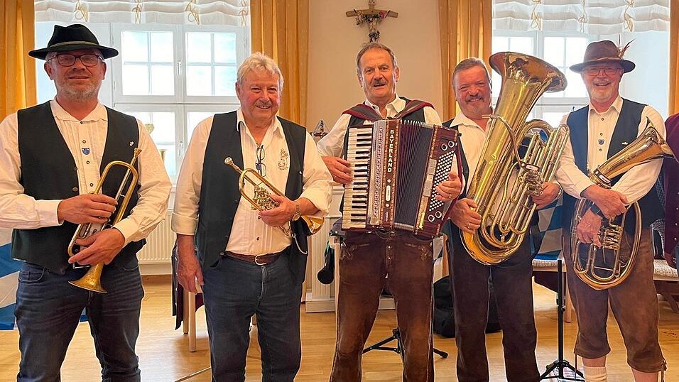 Das 'Schierlinger Blech' spielte heuer beim Starkbierfest in Eggm&uuml;hl: Markus Schwei&szlig;, Werner Braun, Fritz Beiderbeck, Mathias Voigt und Christian Brand (von links).