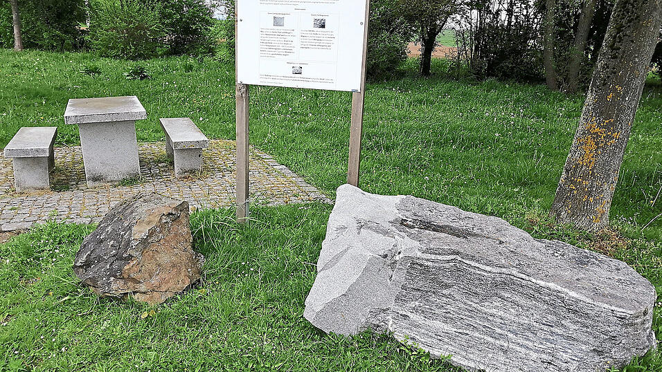 Beim Rastplatz Breitenweinzier (Stadt Bogen) liegen zwei Felsbl&ouml;cke: Im Block rechts sind gestreifter Gneis und eingedrungener Granit miteinander verschmolzen, links liegt der br&auml;unliche Mylonitblock. Auf der Tafel sind Granit, Gneis und Mylonit zu den entsprechenden Fotos beschrieben.