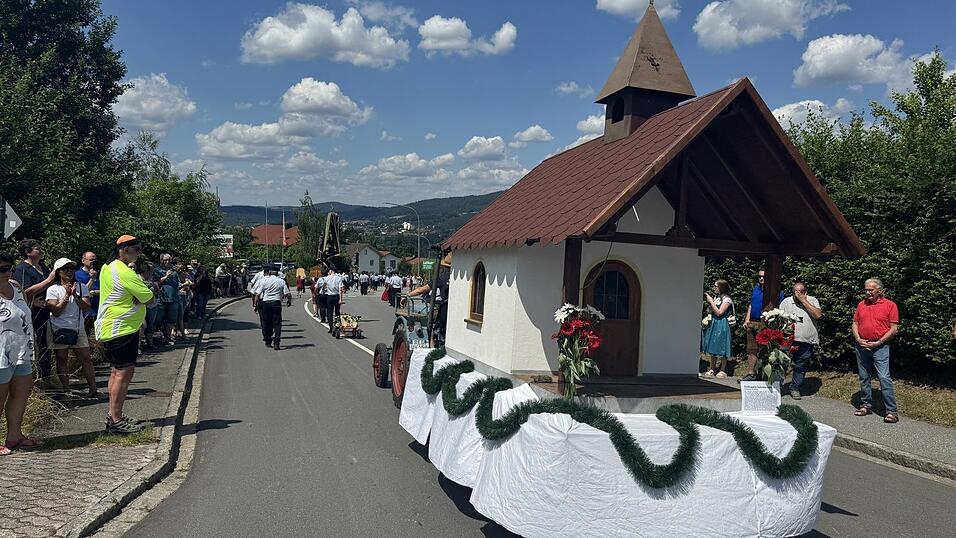 Beeindruckend: Der originalgetreue Nachbau der Schlatzendorfer Dorfkapelle rollt durch die Stra&szlig;en, gezogen von einem Bulldog. :