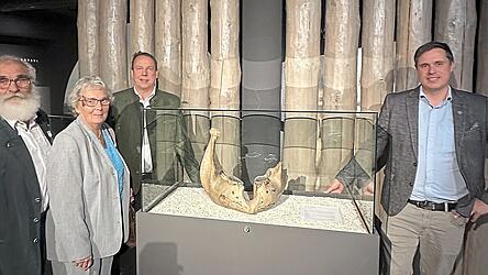 Der Spender des besonderen Exponats Arno Dudzik und seine Frau Elisabeth mit B&uuml;rgermeister Siegfried Lobmeier und Museumsleiter Dr. Roman Weindl (v.l.).