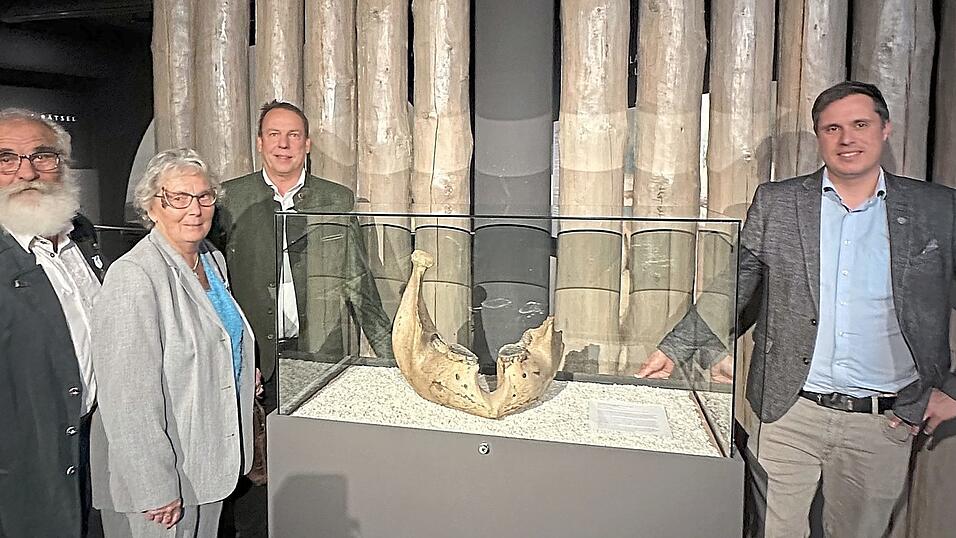 Der Spender des besonderen Exponats Arno Dudzik und seine Frau Elisabeth mit Bürgermeister Siegfried Lobmeier und Museumsleiter Dr. Roman Weindl (v.l.).