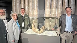 Der Spender des besonderen Exponats Arno Dudzik und seine Frau Elisabeth mit Bürgermeister Siegfried Lobmeier und Museumsleiter Dr. Roman Weindl (v.l.). Der Spender des besonderen Exponats Arno Dudzik und seine Frau Elisabeth mit Bürgermeister Siegfried Lobmeier und Museumsleiter Dr. Roman Weindl (v.l.).