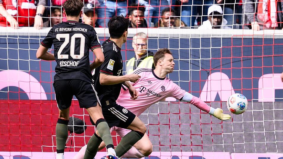 Manuel Neuer mit einem Reflex bei seinem ersten Spiel als Vierzigj&auml;hriger in Freiburg.