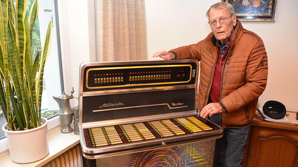 Die Wurlitzer Atlanta 4 in ihrer vollen Farbenpracht. Ein Spiel kostete damals 50 Pfennige, für eine D-Mark konnte man drei Titel wählen, und für zwei D-Mark gab es sieben Musikstücke. Helmut Heitzer wählt einen Titel aus.