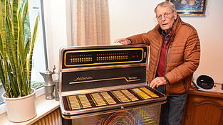 Die Wurlitzer Atlanta 4 in ihrer vollen Farbenpracht. Ein Spiel kostete damals 50 Pfennige, für eine D-Mark konnte man drei Titel wählen, und für zwei D-Mark gab es sieben Musikstücke. Helmut Heitzer wählt einen Titel aus.