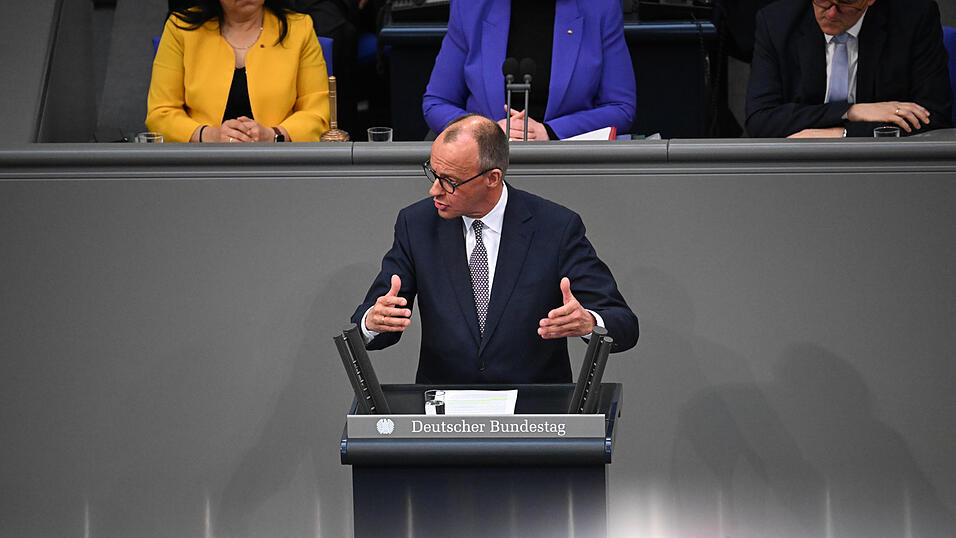 Der Unionsfraktionschef und designierte Bundeskanzler Friedrich Merz sieht Deutschland angesichts der geplanten riesigen neuen Schuldenpakete f&uuml;r Verteidigung und Infrastruktur vor einschneidenden Sparma&szlig;nahmen.