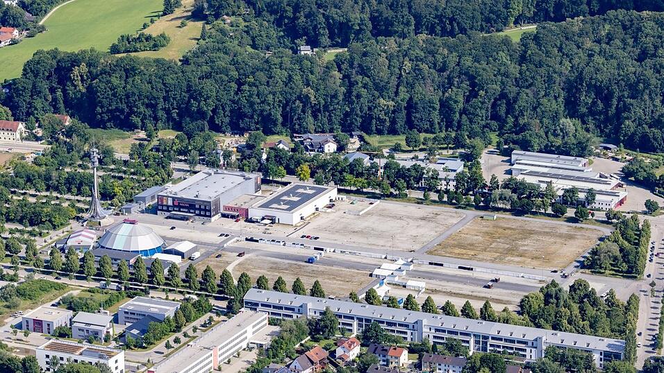 60.000 Quadratmeter misst das Messegelände, abzüglich Bauten, Theaterzelt und vermieteter Lagerflächen. 30.000 Quadratmeter sind laut Stadt „frei und flexibel“ verfügbar - ist das notwendig? 60.000 Quadratmeter misst das Messegelände, abzüglich Bauten, Theaterzelt und vermieteter Lagerflächen. 30.000 Quadratmeter sind laut Stadt „frei und flexibel“ verfügbar - ist das notwendig?