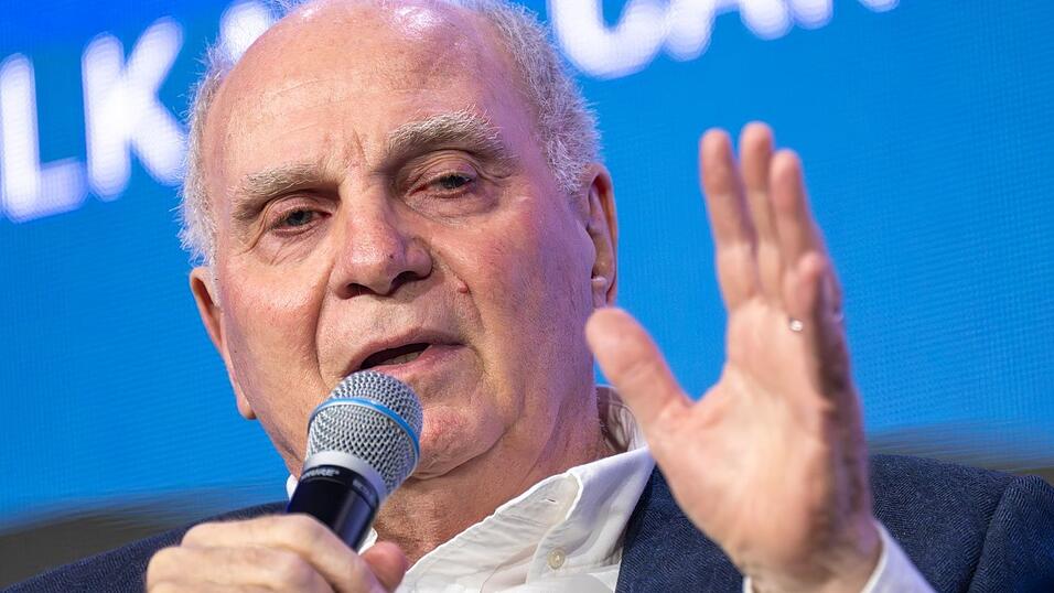 Uli Hoeneß spricht auf einem Kongress über Fußball-Themen und den FC Bayern. Uli Hoeneß spricht auf einem Kongress über Fußball-Themen und den FC Bayern.