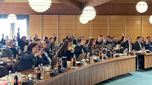 Karl Holmeier behält seinen Platz in der ersten Reihe. Die CSU-Fraktionsgemeinschaft hat ihn wieder zum Sprecher gewählt. Karl Holmeier behält seinen Platz in der ersten Reihe. Die CSU-Fraktionsgemeinschaft hat ihn wieder zum Sprecher gewählt.