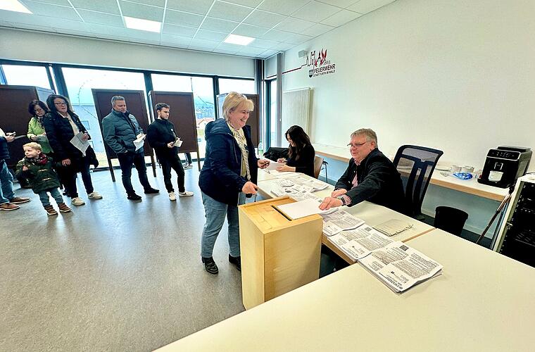 Wähler stehen im Further Wahllokal 'Rettungszentrum' Schlange. Wähler stehen im Further Wahllokal 'Rettungszentrum' Schlange.