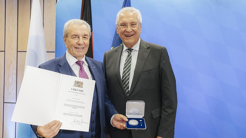 Innen- und Kommunalminister Joachim Herrmann (rechts) &uuml;berreicht G&uuml;nther Lommer die Kommunale Verdienstmedaille in Silber.