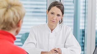 Angesichts steigender Kosten im Gesundheitswesen flammt die Debatte &uuml;ber Extra-Geb&uuml;hren f&uuml;r Patienten in Praxen und Kliniken wieder auf.