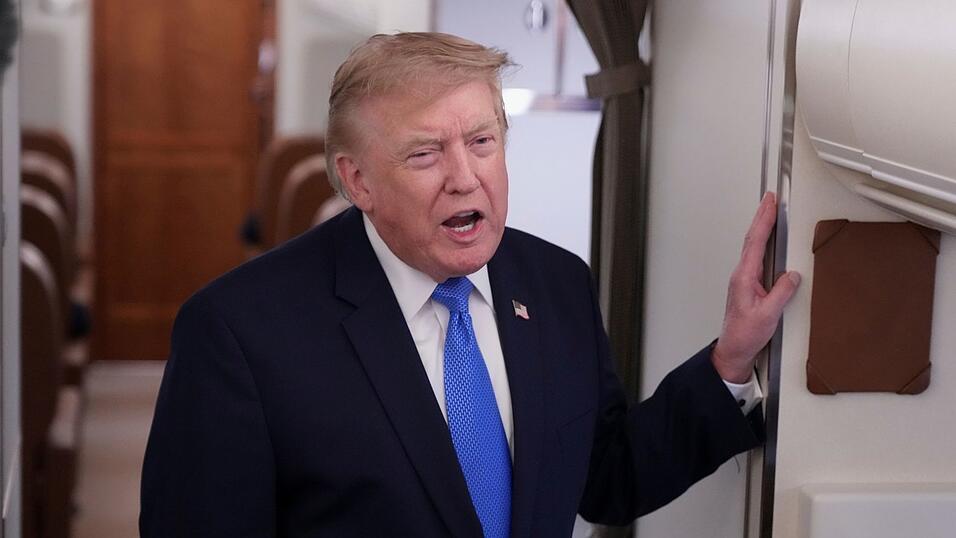 Trump sprach an Bord der Präsidentenmaschine mit mitreisenden Reportern. Trump sprach an Bord der Präsidentenmaschine mit mitreisenden Reportern.