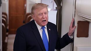 Trump sprach an Bord der Präsidentenmaschine mit mitreisenden Reportern. Trump sprach an Bord der Präsidentenmaschine mit mitreisenden Reportern.