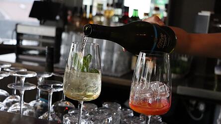 Mischgetränke sind in den Chamer Bars, wie hier im Morizz, beliebt. Zunehmend darf es auch alkoholfrei sein. Mischgetränke sind in den Chamer Bars, wie hier im Morizz, beliebt. Zunehmend darf es auch alkoholfrei sein.