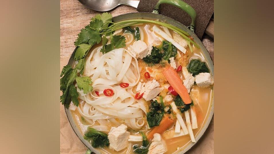 Jetzt wird es asiatisch! Das ist eine himalayische Hühner-Nudelsuppe. Welche Nudeln sind drin? Reisnudeln!