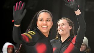 Laura Nolte (Pilotin, r) und Anschieberin Deborah Levi stehen vor ihrem zweiten Olympiasieg im Zweierbob.
