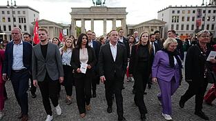 Die SPD-Bundestagsfraktion ist am Dienstag nach der Wahl des AfD-Landtagspräsidenten zum Brandenburger Tor gezogen und stimmte die Nationalhymne an als Zeichen gegen den Faschismus. Die SPD-Bundestagsfraktion ist am Dienstag nach der Wahl des AfD-Landtagspräsidenten zum Brandenburger Tor gezogen und stimmte die Nationalhymne an als Zeichen gegen den Faschismus.