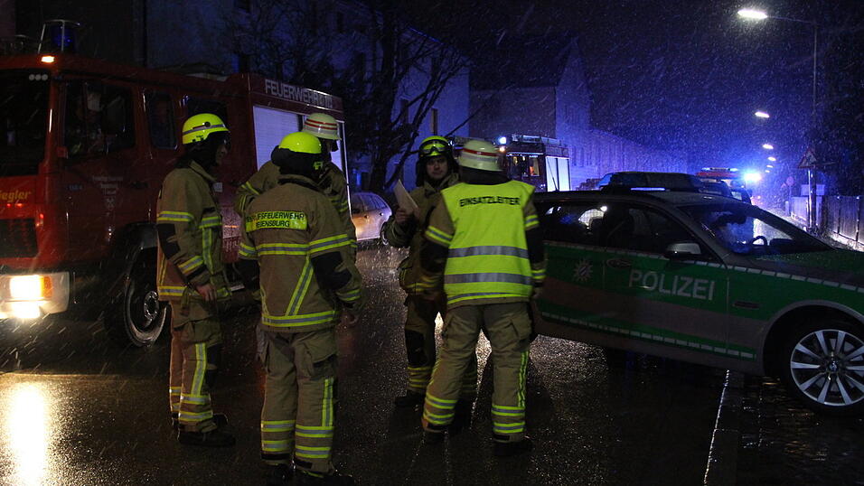Feuerwehreinsatz kurz vor Mitternacht am Montag im Auweg in Regensburg.