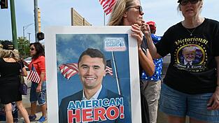 Der ermordete Politik-Influencer Charlie Kirk wird vielerorts als amerikanischer Held gefeiert.