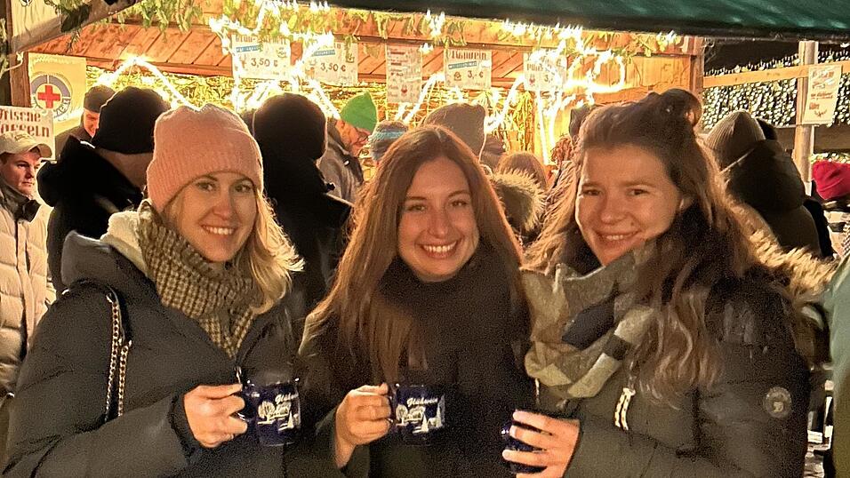 Freunde treffen auf einen Ratsch - viele Bürger trafen sich rund ums Rathaus.