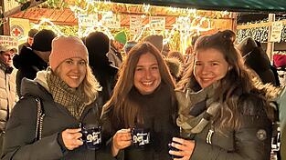 Freunde treffen auf einen Ratsch - viele Bürger trafen sich rund ums Rathaus.