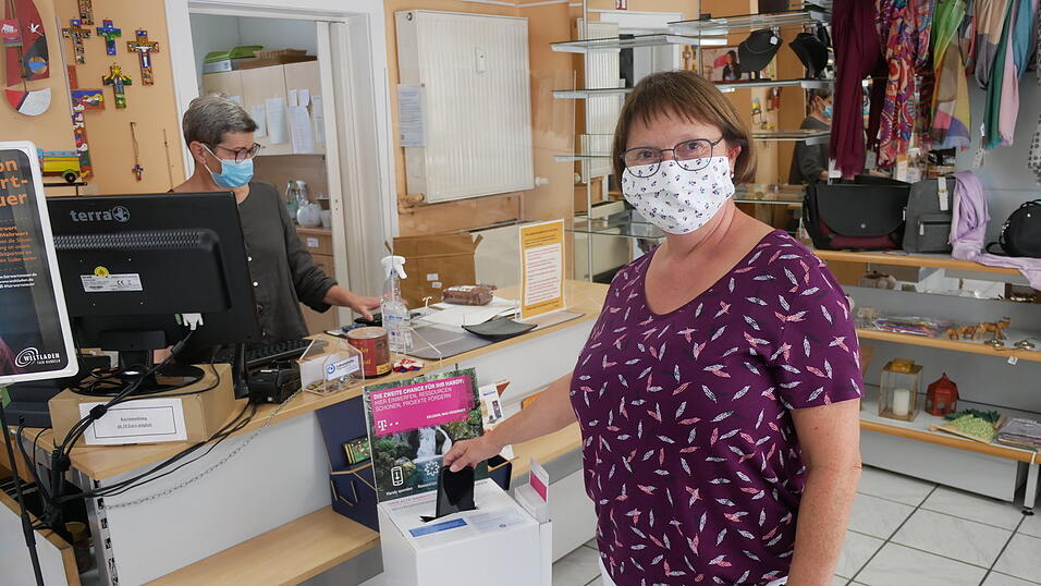 Im Weltladen kann man gebrauchte Mobiltelefone abgeben, damit sie recycelt werden.