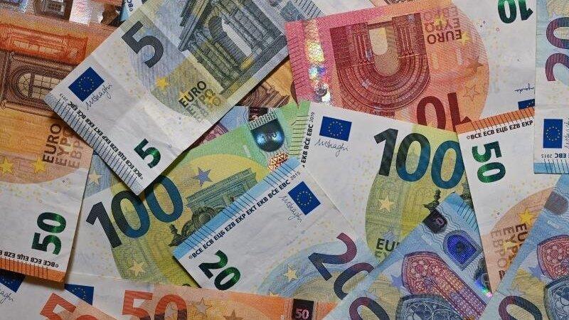 Eurobanknoten liegen auf einem Tisch. Eurobanknoten liegen auf einem Tisch.