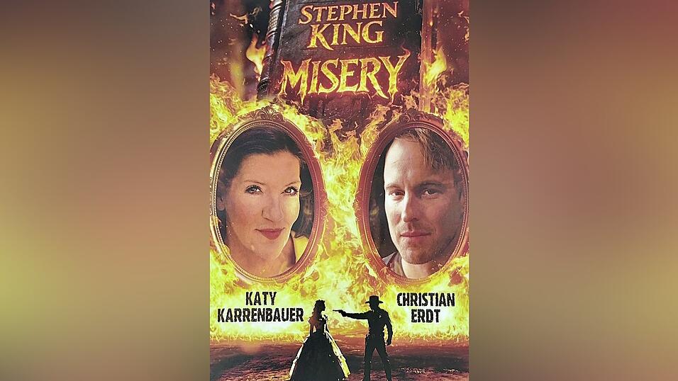 Mit diesem Plakat, das Alexander Etzel-Ragusa entworfen hat, wird f&uuml;r diese besondere Theaterinszenierung geworben. Es zeigt die beiden Hauptdarsteller. Die Figuren im unteren Bereich stehen f&uuml;r die fiktiven Protagonisten im Roman &bdquo;Misery&ldquo;.