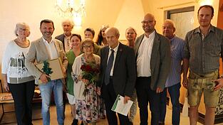 Das Jubelpaar Simml (vorne Mitte) zusammen mit Familienmitgliedern und den offiziellen Gratulanten. Das Jubelpaar Simml (vorne Mitte) zusammen mit Familienmitgliedern und den offiziellen Gratulanten.