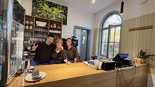 &bdquo;Arbeit, die stolz macht&ldquo; - das Team besteht aus Menschen mit und ohne geistige Einschr&auml;nkung. Alle lieben vor allem den Kontakt zu den Kunden.