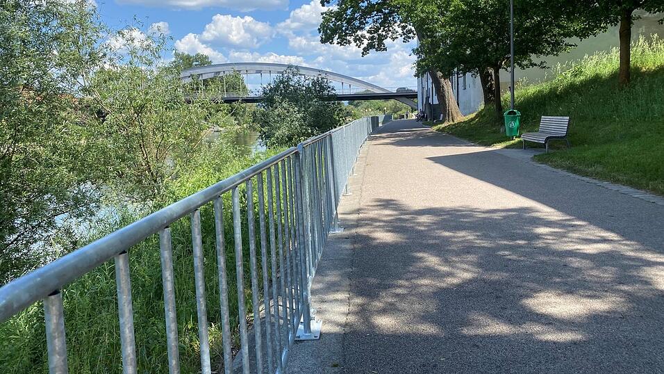 Ein erster Vorbote f&uuml;rs G&auml;ubodenvolksfest 2026: Das Gel&auml;nder zwischen Adler und Schlossbr&uuml;cke ist bereits montiert.