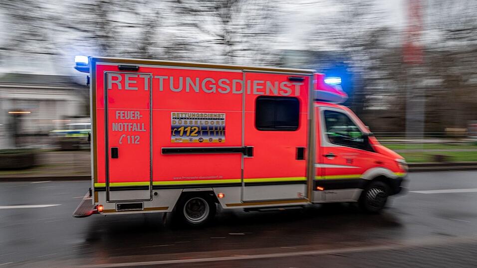 Der Zwölfjährige wird von einem Rettungswagen in eine Klinik gebracht. (Symbolbild) Der Zwölfjährige wird von einem Rettungswagen in eine Klinik gebracht. (Symbolbild)