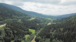 Wenn Windenergie im Landkreis Deggendorf genutzt werden soll, dann gehören nach Einschätzung von Georg Kestel die Randberge des Graflinger Tales zusammen mit dem Ruselgebiet und Bereichen im Lallinger Winkel zu den Kandidaten, für die sich zunehmend Investoren interessieren dürften. Wenn Windenergie im Landkreis Deggendorf genutzt werden soll, dann gehören nach Einschätzung von Georg Kestel die Randberge des Graflinger Tales zusammen mit dem Ruselgebiet und Bereichen im Lallinger Winkel zu den Kandidaten, für die sich zunehmend Investoren interessieren dürften.