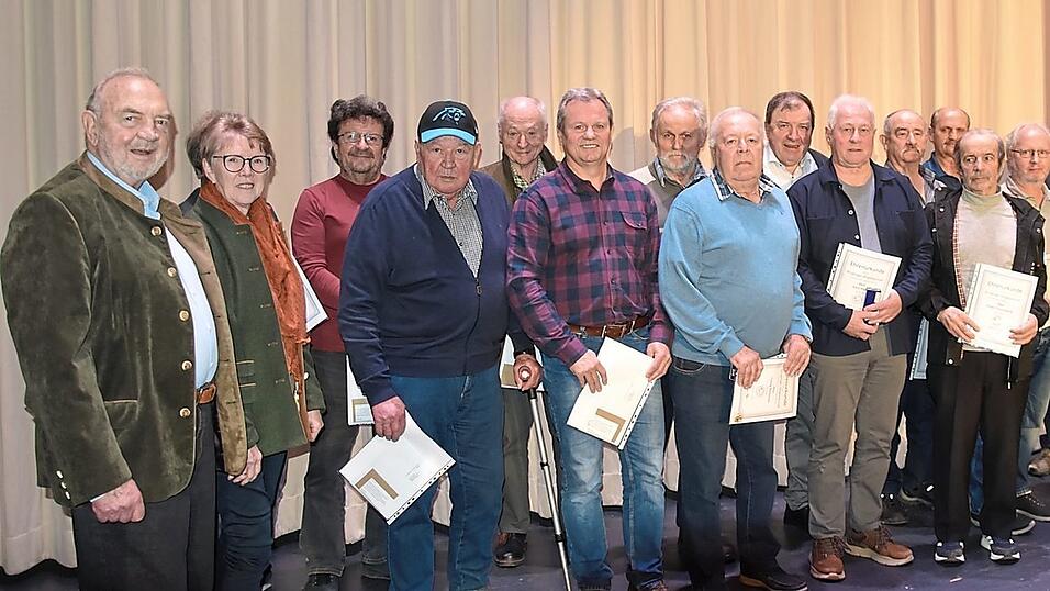 Verdiente Mitglieder wurden für 50 und 60-jährige Zugehörigkeit zum Verein geehrt. Michael Rieger (links) und Maria Huber (Zweite von links) dankten. Verdiente Mitglieder wurden für 50 und 60-jährige Zugehörigkeit zum Verein geehrt. Michael Rieger (links) und Maria Huber (Zweite von links) dankten.