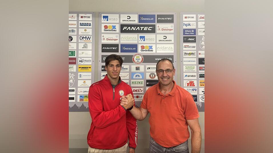 Geschäftsführer Ralf Hantschke (r.) begrüßt Simon Stowasser beim EV Landshut. Geschäftsführer Ralf Hantschke (r.) begrüßt Simon Stowasser beim EV Landshut.