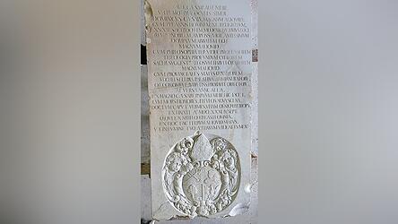 Der restaurierte Grabstein von 1681 mit Inschrift und Wappen.