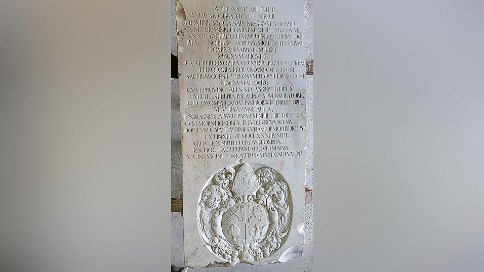 Der restaurierte Grabstein von 1681 mit Inschrift und Wappen.