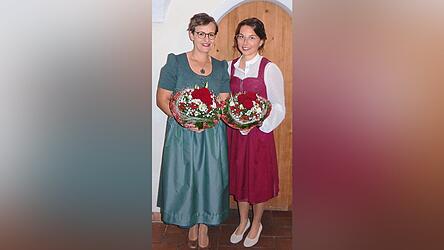 Festmutter Marie-Luise Skinner (links) und Festbraut Franziska Fritsch.