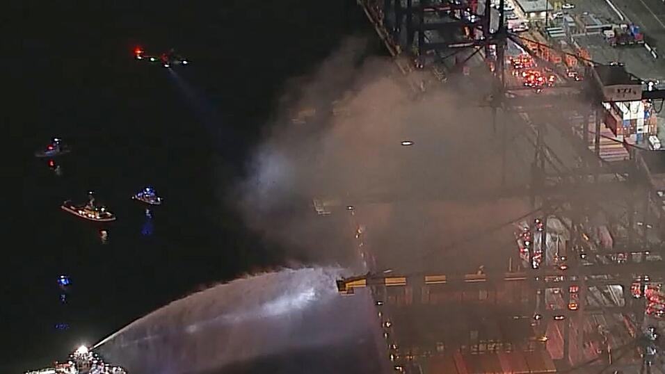 Der Brand unter Deck ist schwer zu bekämpfen, weil die Hitze für die Einsatzkräfte zu groß ist. Gefahr geht auch von der betroffenen Fracht aus.