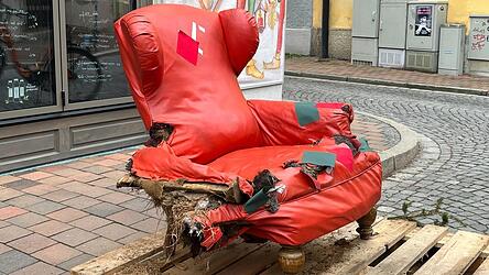 Die Lehne komplett zerstört, das Innenleben liegt verstreut auf dem Podest: Der Stuhl vor der Suppenküche ist nicht mehr zu gebrauchen. Die Lehne komplett zerstört, das Innenleben liegt verstreut auf dem Podest: Der Stuhl vor der Suppenküche ist nicht mehr zu gebrauchen.