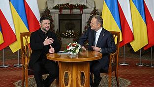 Polens Ministerpr&auml;sident Tusk (rechts) pflegt seit Jahren eine enge Verbindung zum ukrainischen Pr&auml;sidenten Selenskyj - nun wird er auch die Laudatio bei der Verleihung des Kleist-Preises der M&uuml;nchner Sicherheitskonferenz. (Archivbild)